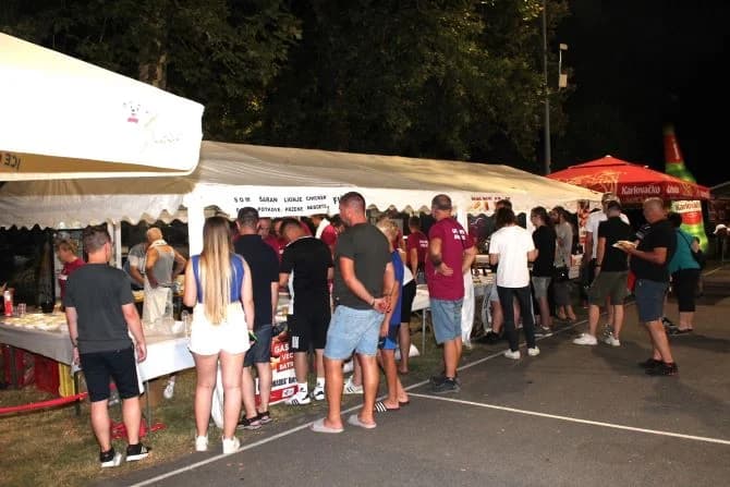 (FOTOGALERIJA) „GASTRO VEČERI“ U BATRINI: Bogat izbor gastronomskih delicija, dobra glazba i zabava do ranih jutarnjih sati